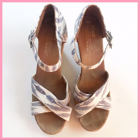 TOMS | Ikat Print Hemp Strappy Wedge Sandals - Picture 4 of 8